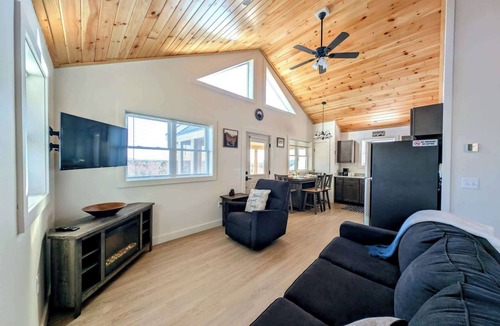 Sullivan House | Fishing cabin, wildlife, walk to the pond, sleeps 5
