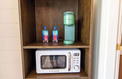 Trenton Hotel | Flower Child Room - Retro Motel Near Chattanooga