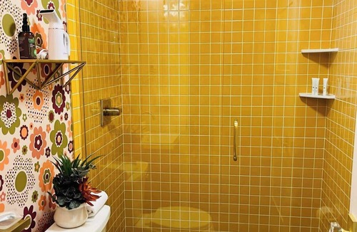 Trenton Hotel | Flower Child Room - Retro Motel Near Chattanooga