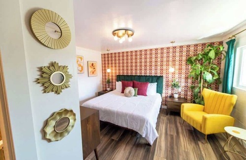 Trenton Hotel | Flower Child Room - Retro Motel Near Chattanooga