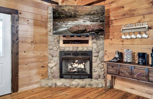 Sevierville Cabin | Free Dollywood Tix/VIEWS/Secluded/Couples/HotTub/