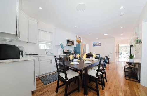 Milton Apartment | FREE Parking & Bright 3BR 1st-floor Apt Pet-Friendly near I-93 & Boston 14-1