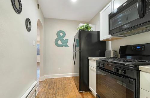 Des Moines Apartment | Fun & Charming 1BR Apt near Drake