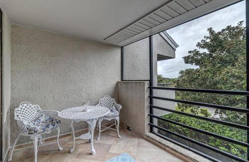 Sawgrass House | Fun in the Sun - Coastal studio w pool access