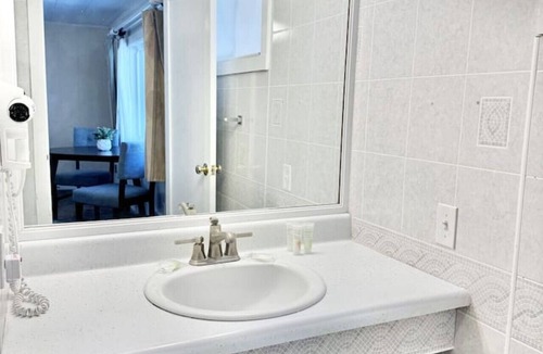 Hulls Cove Bed & Breakfast | Gallagher`s Travels Room 8 (King)