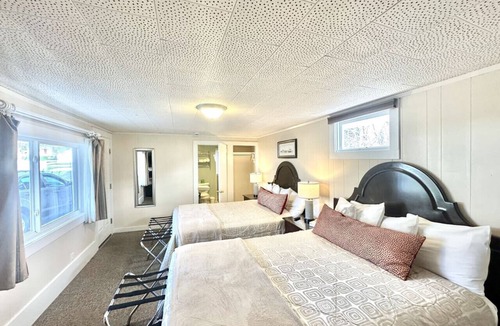 Hulls Cove Bed & Breakfast | Gallagher`s Travels Room 9 (Two Queen Beds)