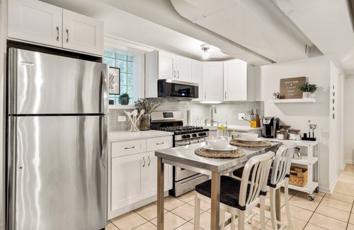 West Ridge Apartment | Garden Unit Getaway - Close to Wrigley, Andersonville, Evanston, and more!
