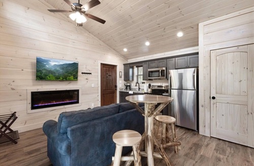 Rocky Grove Cabin | Gatlinburg 24 min + HotTub +King Bed #7