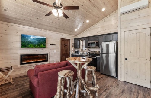 Rocky Grove Cabin | Gatlinburg 24 min + HotTub +King Bed #8