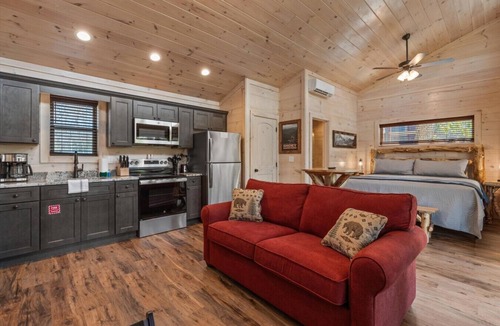 Rocky Grove Cabin | Gatlinburg 24 min + HotTub +King Bed #5
