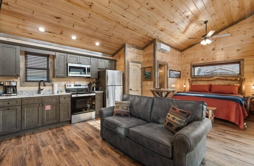 Rocky Grove Cabin | Gatlinburg 24 min + HotTub +King Bed #2