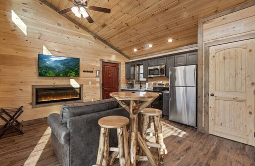 Rocky Grove Cabin | Gatlinburg 24 min + HotTub +King Bed #2