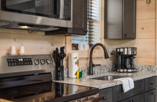 Rocky Grove Cabin | Gatlinburg 24 min + HotTub +King Bed #3