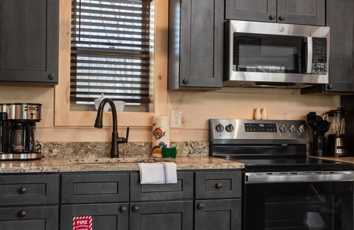 Rocky Grove Cabin | Gatlinburg 24 min + HotTub +King Bed #4