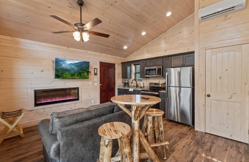 Rocky Grove Cabin | Gatlinburg 24 min + HotTub +King Bed #4