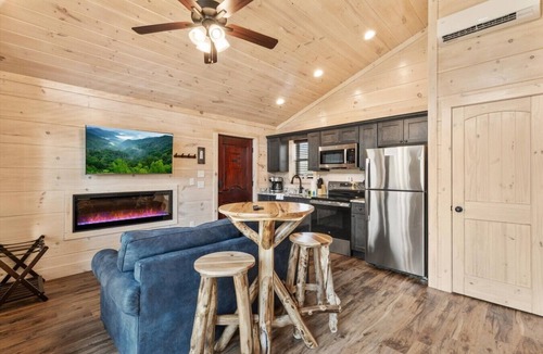 Rocky Grove Cabin | Gatlinburg 24 min with HotTub +King Bed #6