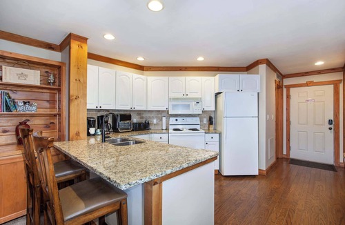 White Oak Lodge House | Gatlinburg Escape for 6 w Sauna & Community Pool!