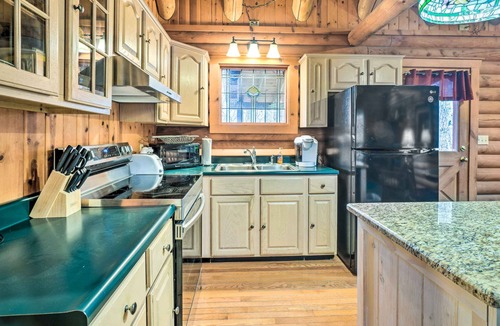Gatlinburg Cabin | Gatlinburg Log Cabin w/Hot Tub & Mountain Views!