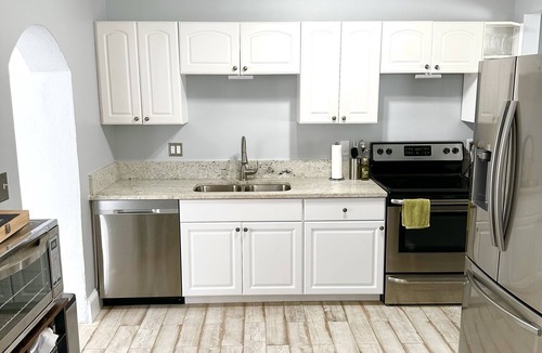 Midtown House | Gorgeous beach bungalow just steps from the beach!