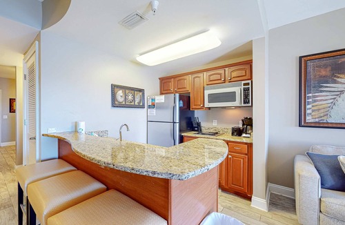 Sunnyside Apartment | Gorgeous & cozy waterfront efficiency w shared pools, hot tubs, & beach access