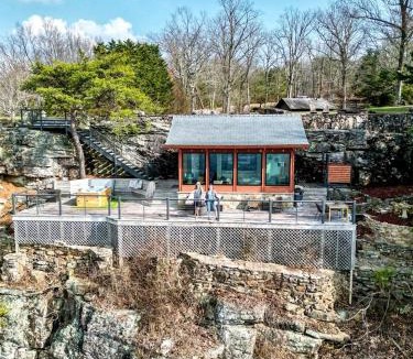 Menlo House | Gorgeous Tea House for Two with Incredible Views for the Ultimate Romantic Escape near Menlo, Georgia