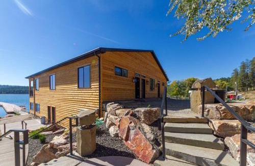 Valley House | Gorgeous Triplex Unit With Spectacular Lake Views!