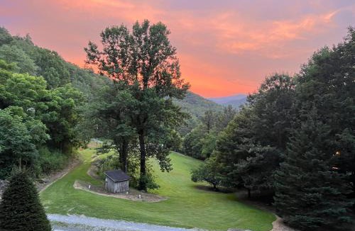 Sugar Grove House | Grandpa John Cabin - Hot Tub, Game Room