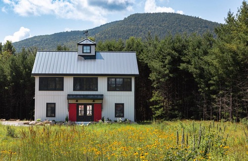 Tamworth House | Gray Barn Getaway - Modern comfort in the heart of NH Lakes & White Mountains