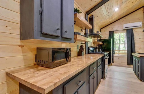 Rocky Grove Cabin | Group Getaway 2 Cozy Cabins for 9