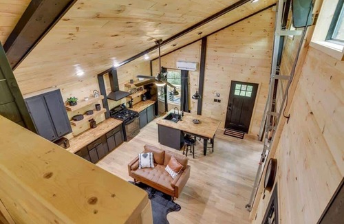 Rocky Grove Cabin | Group Getaway 2 Cozy Cabins for 9