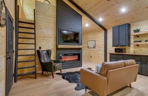 Rocky Grove Cabin | Group Getaway 2 Cozy Cabins for 9