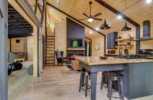 Rocky Grove Cabin | Group Getaway 2 Cozy Cabins for 9