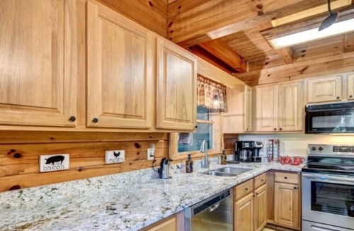 Waynesville Cabin | Grouse Nest-Peaceful and Charming, Pet Friendly!