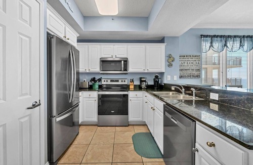 Fort Walton Beach Condo | Gulf-front corner unit. 5th floor. Beach service during season!