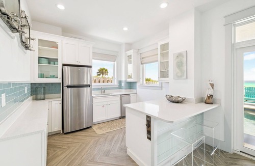 Sunnyside House | Gulf front retreat with pool, hot tub, & beach service—perfect for family groups
