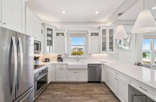 Sunnyside House | Gulf front retreat with pool, hot tub, & beach service—perfect for family groups