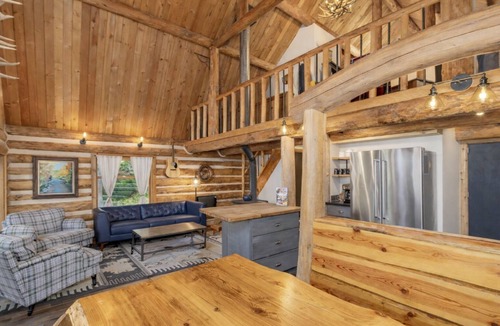 Ardenvoir Cabin | Guten Cabin | Classic Log Living | Hot Tub | Deck