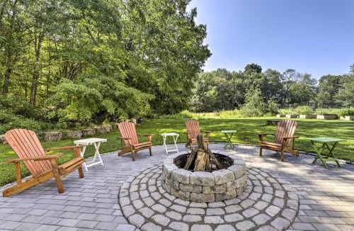 Hampton Hill Historic District House | Hampton 'Quiet Corner Cottage' w/Fireplace & Yard