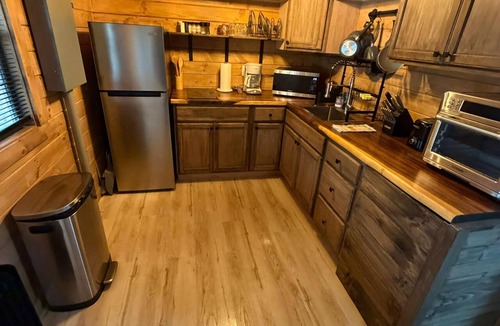 Ashley Oaks Cabin | Hana Cabin at Windrock Ridge: Sleeps 5, Pet Friendly, Trail Access