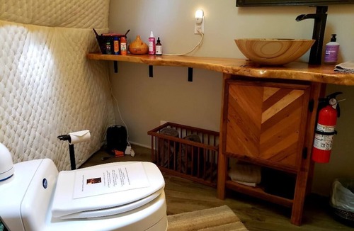 Alexander House | Hand built Forest DomenPeaceful & unique glamping experience w/all essentials