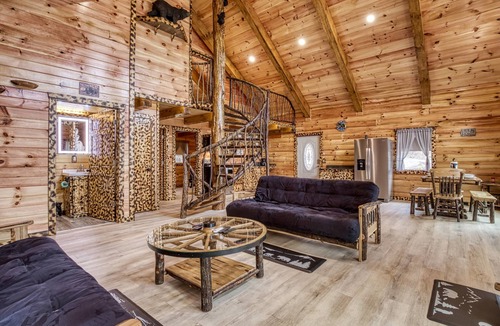 Newport Cabin | Handcrafted Home w/Private Hot Tub|Video Games