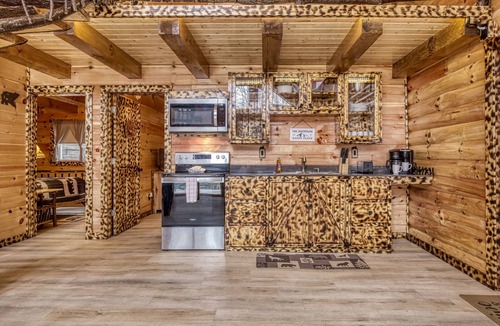 Newport Cabin | Handcrafted Home w/Private Hot Tub|Video Games