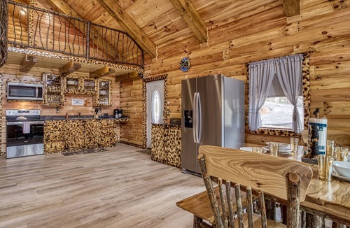 Newport Cabin | Handcrafted Home w/Private Hot Tub|Video Games