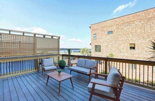 Hitch Village - Fred Wessels Homes Apartment | Harbor Breeze, Luxurious | Modern | Steps to River