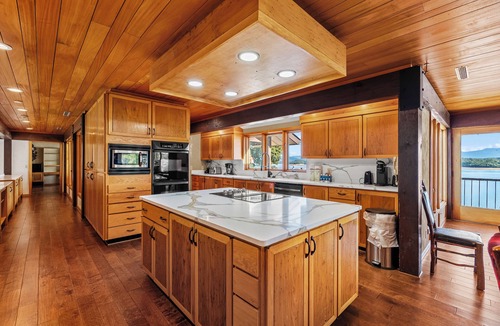 Dandridge House | Hatties Lake Retreat: Beautiful Lakeside Retreat in Dandridge Tennessee.