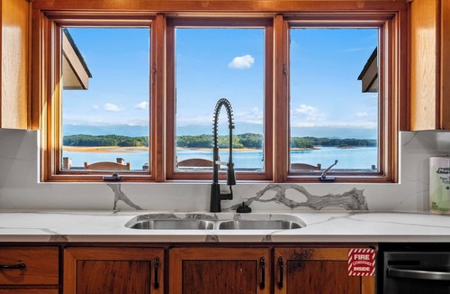 Dandridge House | Hatties Lake Retreat: Beautiful Lakeside Retreat in Dandridge Tennessee.