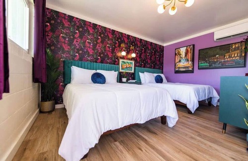 Trenton Hotel | Havana Room #10– Vintage Cuban Flair at Boutique Motel