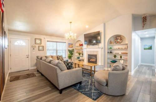 Pleasant Grove House | Hawaiian Surfer Haven - Family Stay Near Slopes