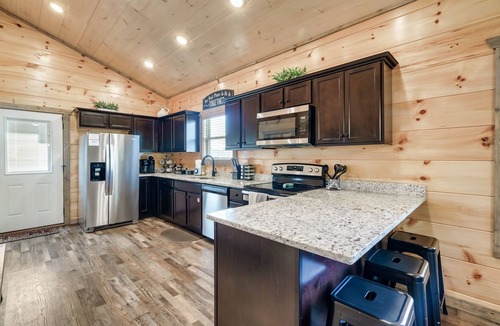 Sevierville Cabin | Heated Pool & 305Mbps Wi-Fi-No Winding Roads