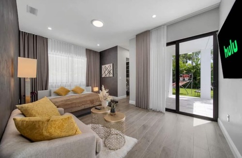 Golden Glades House | Heated Pool Basketball Private Villa BBQ Grill